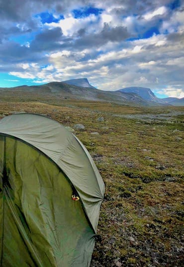 CEO på overnattingstur på fjellet i telt